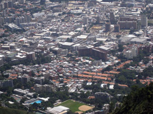 Вид на Каракас с оптическим приближением с гор Авилы.