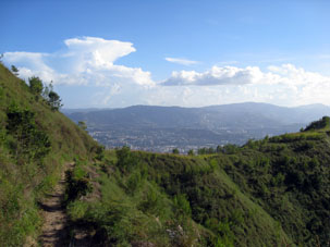 Вид на Каракас с обезлесенного склона Авилы.