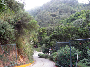 Вход "Лос Пахаритос" в национальный парк Авила напротив микрорайона Альтамира.