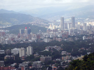 Вид на Каракас с гор национального парка Авила.