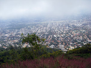 Вид на Каракас с высоты гор Авилы.