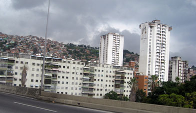 Далее, на ровных участках котловины, в которой расположен Каракас, начинаются благоустроенные и современные дома. Здесь уже начинается сам город Каракас.