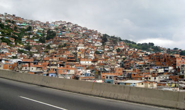 "Кишлаки" (городские трущобы) на горных склонах на западе Каракаса.