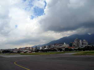 Вид с аэродрома на горы парка Авила.