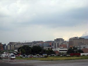 Вид с аэродрома на город Каракас.