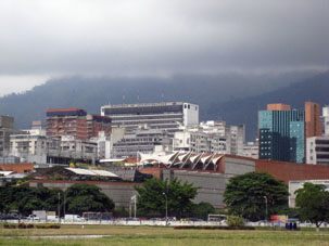 Вид с аэродрома на город Каракас.