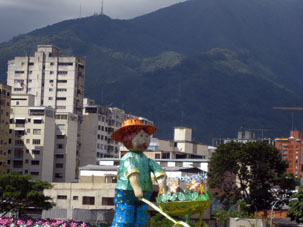 Вид на предновогодний Каракас по дороге с базы в Чакао.