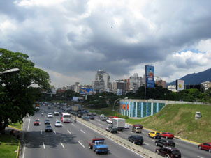 Панамериканское шоссе по дороге с авиабазы в Чакао.