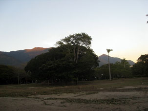 Вечерний вид на горы национального парка Авила из Восточного парка Каракаса.