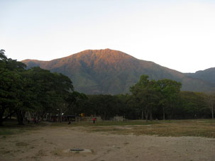 Вечерний вид на горы национального парка Авила из Восточного парка Каракаса.