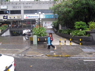 Дождь на проспекте Миранды в Каракасе.