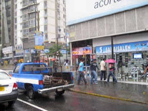 Дождь на проспекте Миранды в Каракасе.