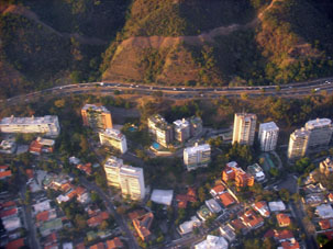 Вид на микрорайон Альтамира и дорогу 1000 (она же проспект Бояка), которая отделяет Каракас от нац.парка Авила.