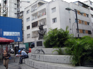 Памятник индейцу Чакао, которого назван  в честь этот район Каракаса. 
