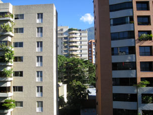 Вид из окна дома на улице Хунин в микрорайоне Росаль.