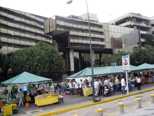 Субботний рынок около проспекта Франсиско де Миранды.