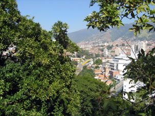 Вид на линию метро Каракаса с холма Эль Силенсио.