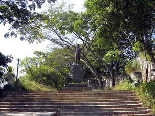 У этого памятника в парке Эль Силенисо нет пояснительной надписи. Судя по усам - Эсекель Саморра.