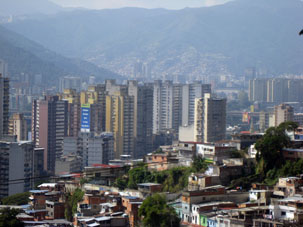 Вид на Каракас с холма Эль Силенсио.