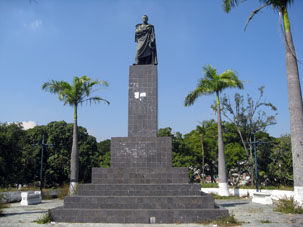 Памятник предтече отделения от Испании генералиссимусу Франсиско де Миранде.
