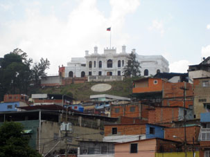 Взгляд на Штаб Армейского Резерва и домики под ним с платформы станции метро Каньо Амарильо.