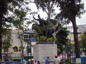 Памятник Антонио Хосе Сукре на проспекте его имени в Каракасе.