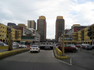 Въезд в туннель Башни Молчания (Торрес де Силенсио) в центре Каракаса.