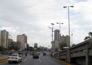 Выезд на проспект Боливара через туннель.