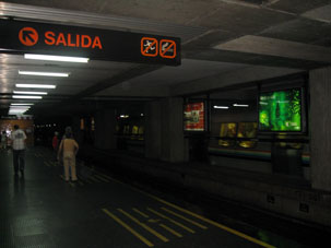 На станции нет указателей последующих станций, задаётся только направление на конечную станцию данной линии.