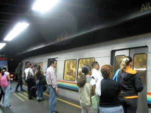Посадка на поезд столичного метро.