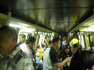 Внутри вагона каракасского метро.
