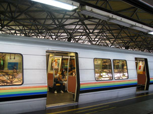 Вагон метро на станции "Соолохико" (Зоопарк).