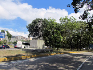 Герб города Сантьяго-де-Леон-де-Каракас в виде статуи на повороте с шоссе Валенсия-Маракай-Каракас в район Фуэрте Тиуна.