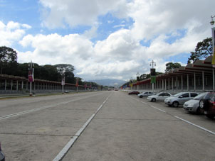 Пасео Лос Просерес (Бульвар Величественных), где проводятся военные парады.