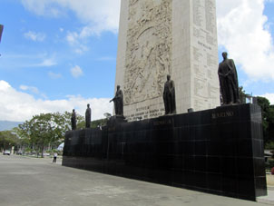 Просерес (величественные) - деятели, которые внесли выдающийся вклад в победу борьбы за Независимость Севера южно-американских испанских колоний. Это им памятник на Пасео Лос Просерес с упоминанием битв и героев этих битв.