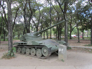 А ещё на Пасео Лос Просерес выставлена военная техника.