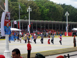 Перед началом парада выступили артисты с карибскими танцами.