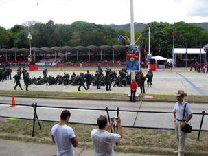 Начало парада откладывалось и армейские резервисты уселись перекусить прямо на месте парада.