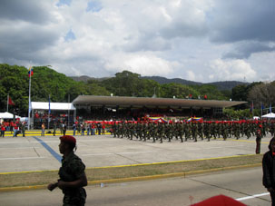 Чавес был когда-то командиром батальона парашютистов в Маракае, может быть поэтому и президентские гвардейцы и парашютисты носят красные береты.