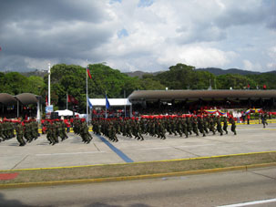 Чавес был когда-то командиром батальона парашютистов в Маракае, может быть поэтому и президентские гвардейцы и парашютисты носят красные береты.