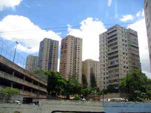 Высотные дома по дороге из Каракаса в Маракай.