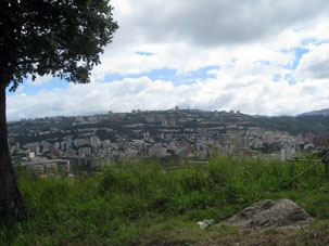 Вид на Каракас с горы над Ботаническим садом.