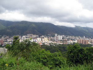 Вид на Каракас с горы над Ботаническим садом.