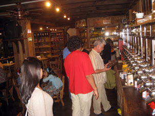 Магазинчик с кофе в Эль Атильо.