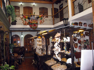В здании кофейного магазинчика расположен огромный магазин сувениров со всех уголков Венесуэлы. Можно даже назвать его торгово-выставочным центром, по которому можно ходить, как по музею народного творчества, а кофейный магазин считать его составной частью.