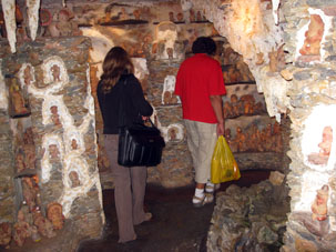Для некоторых фигурок была даже сделана комната в виде пещеры.