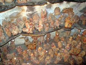 Похоже, что торговая экспозиция в этой "пещере" была посвящена маябскому свистящему богу плодородия и полового члена Юм Кээпу.
