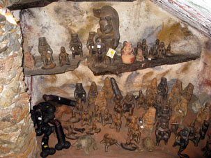 Похоже, что торговая экспозиция в этой "пещере" была посвящена маябскому свистящему богу плодородия и полового члена Юм Кээпу