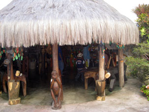 Экспозиция индейских лесных районов (штатов Боливар и Амазонас) стояла во дворике в виде индейской хижины.