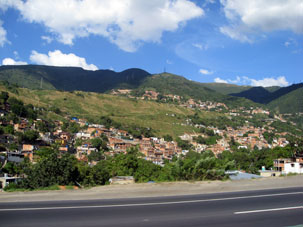 Пригороды Каракаса. Вид с дороги с побережья в столицу.